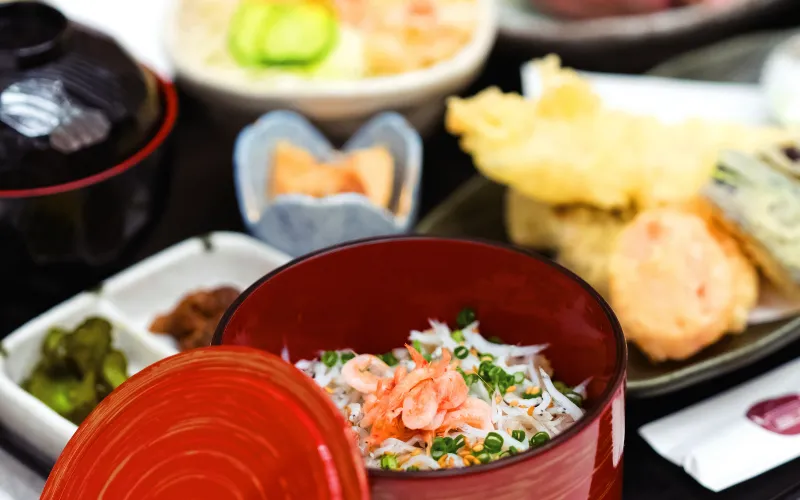 遠州地元食材たっぷり！【三ヶ日牛ローストビーフと天ぷらの彩り御膳】