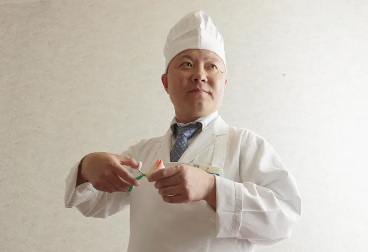  李 明