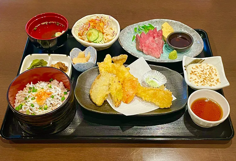遠州地元食材たっぷり！【三ヶ日牛ローストビーフと天ぷらの彩り御膳】