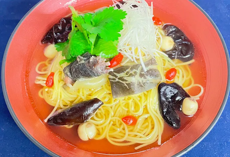 滋補甲魚麺（滋養強壮スッポン麺）