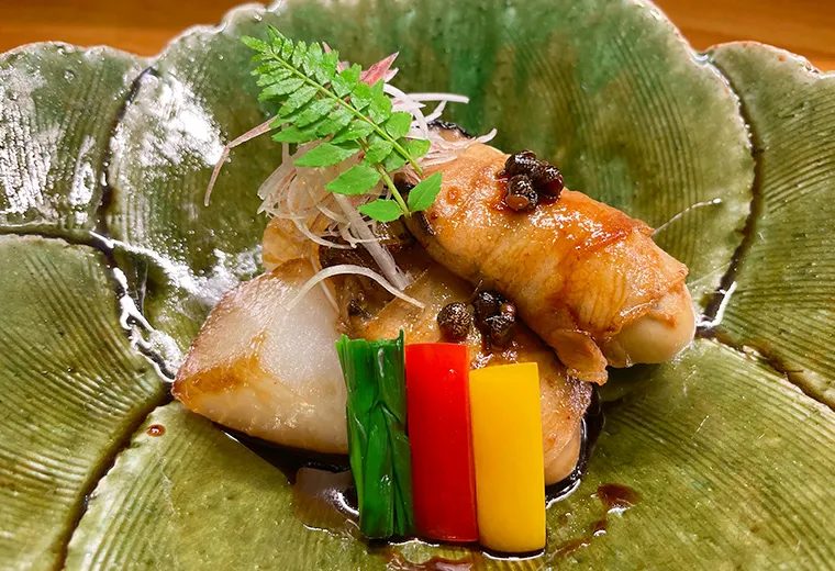 浜名湖牡蠣の豚バラ巻きと大根含め煮ステーキ 実山椒ソースかけ