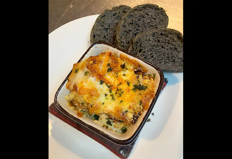 鹿肉ラザニア＆竹炭パン
