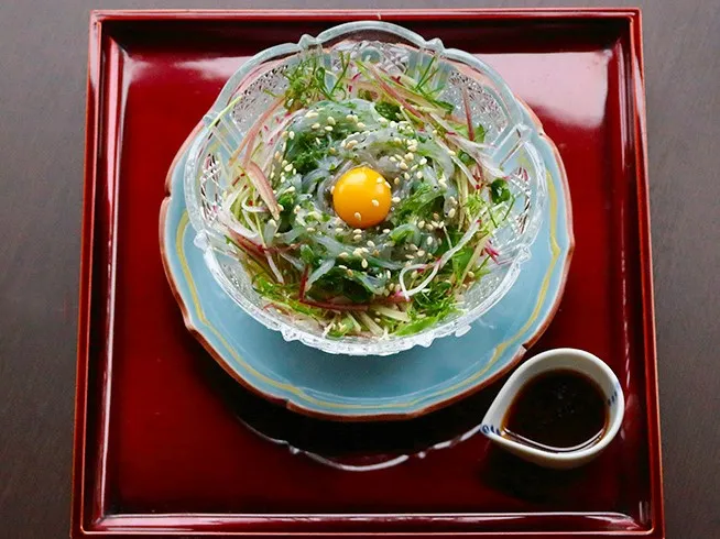  遠州灘産 生シラスと生海苔のユッケ丼 たっぷりの薬味野菜と一緒に